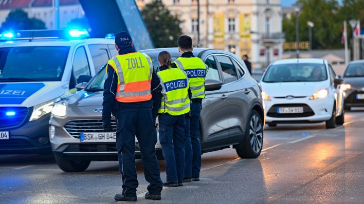Die Bundespolizei hat am deutsch-polnischen Grenzübergang Stadtbrücke zwischen Frankfurt (Oder) und Slubice mit festen Kontrollen begonnen. (Quelle: dpa/P. Pleul)