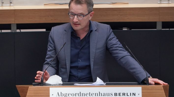 Archivbild: Alexander King (Die Linke) spricht bei der Plenarsitzung im Berliner Abgeordnetenhaus. (Quelle: dpa/J. Carstensen)