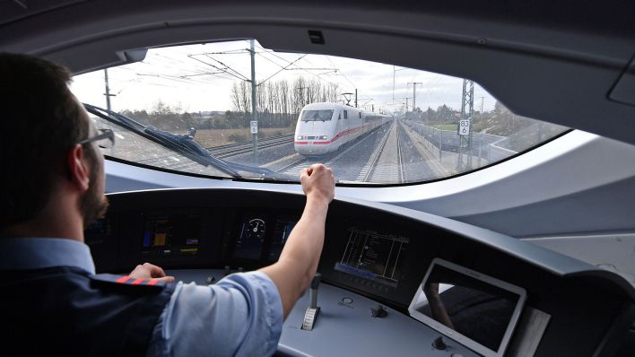 Symbolbild: Ein Lokführer fährt im Führerstand eines ICE. (Quelle: dpa/M. Schutt)