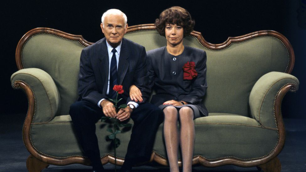 Archivbild: Loriot, mit bürgerlichem Namen Bernhard Victor von Bülow, mit Evelyn Hamann auf dem berühmten Sofa (1989). (Quelle: dpa/Ruddies)