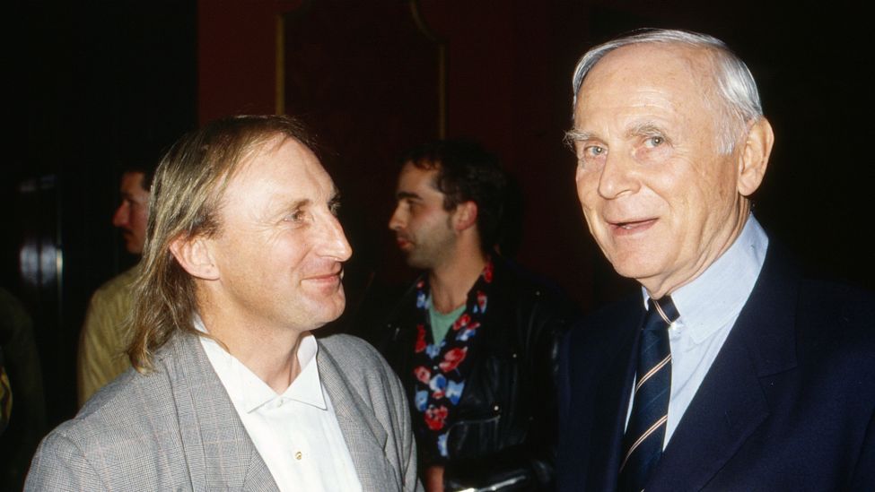 Archivbild: Otto Waalkes, deutscher Komiker und Schauspieler, mit Vicco Loriot von Bülow, Deutschland um 1994. (Quelle: dpa/Valdmanis)