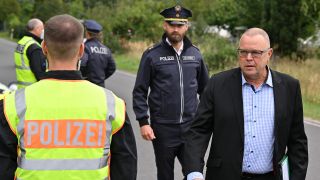 Michael Stübgen (CDU, r), Innenminister von Brandenburg, kommt am 25.09.2023 zu einer Pressekonferenz bei einer Polizei-Kontrolle gegen Schleuser. (Quelle: dpa/Patrick Pleul)