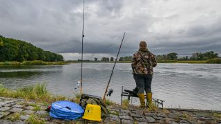 Ein Angler steht auf einer Buhne am Projekttag «Angeln für die Wissenschaft an der Oder». (Quelle: Patrick Pleul/dpa)