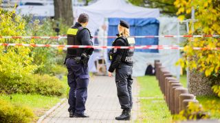 Archivbild: Polizisten sichern einen Tatort in Berlin-Köpenick. Auf einem Gehweg in Berlin-Köpenick ist eine 55-Jährige am Montagmorgen getötet worden. (Quelle: dpa/C. Soeder)