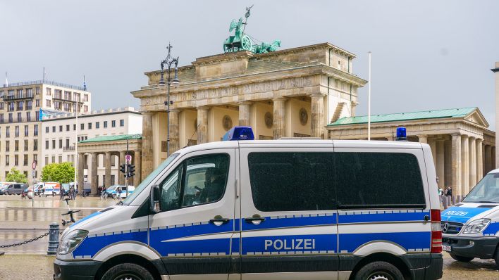 Symbolbild: Polizeifahrzeug vor dem Brandenburger Tor in Berlin. (Quelle: dpa/sulupress)