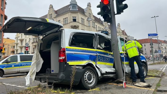 Bei einem Zusammenstoß eines Polizeiwagens mit einem Auto in Berlin-Reinickendorf sind sechs Menschen verletzt worden. (Quelle: dpa/S. Kaeuler)