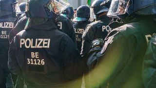Symbolbild: Polizisten im Bereich Sonnenalle in der Friedelstraße am 15.05.2021 in Berlin-Neukölln. (Quelle. dpa/Vladimir Menck/SULUPRESS.DE)