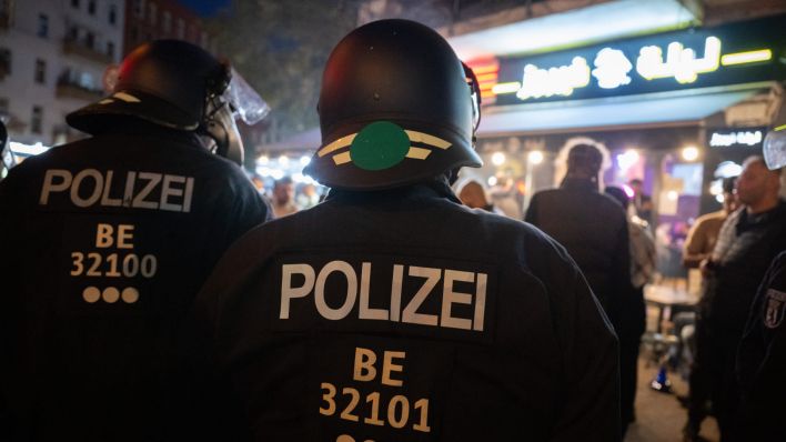Polizeibeamte stehen im Stadtteil Neukölln auf der Sonnenallee. (Quelle: dpa/Sebastian Gollnow)