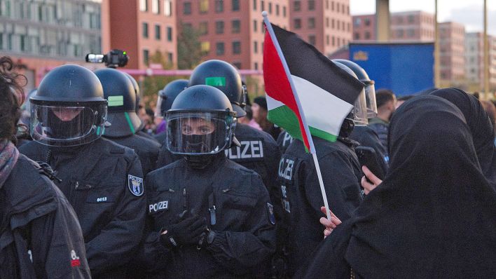 Polizisten (links) sind am 15.10.2023 bei einer verbotenen Pro-Palästina-Demonstratin am Potsdamer Platz in Berlin im Einsatz. (Quelle: Picture Alliance/Paul Zinken)