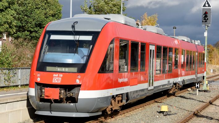 Archivbild: Ein Zug der Bauart Coradia LINT 41 vom Prignitz-Express fährt in Neuruppin (Brandenburg) in den Bahnhof. (Quelle: dpa/B. Settnik)