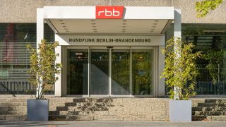 Eingang zum Rundfunk Berlin Brandenburg in Berlin Charlottenburg, aufgenommen am 08.10.2023. (Quelle: Picture Alliance/Schoening)