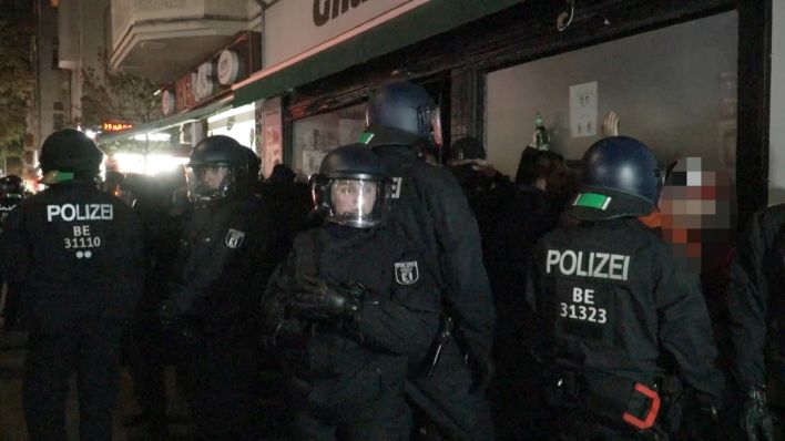 Berliner Polizisten stehen auf der Straße bei einer nicht angekündigten pro-palästinensischen Demonstration in Neukölln. (Quelle: dpa/TNN)