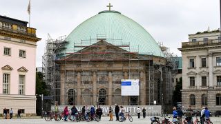 Archivbild: Bauarbeiten sind auf dem Bebelplatz an und in der eingerüsteten Sankt-Hedwigs-Kathedrale, der Bischofskirche des Erzbistums Berlin, im Gange. (Quelle: dpa/J. Kalaene)