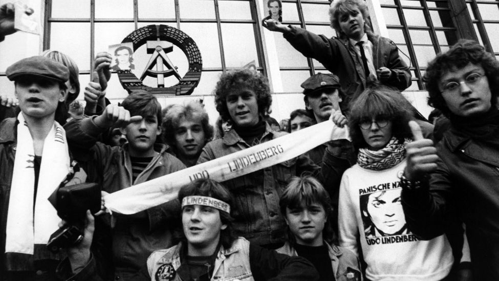 Lindenberg-Fans vor dem Palast der Republik am 25.10.1983. (Quelle: dpa/Dieter Klar)