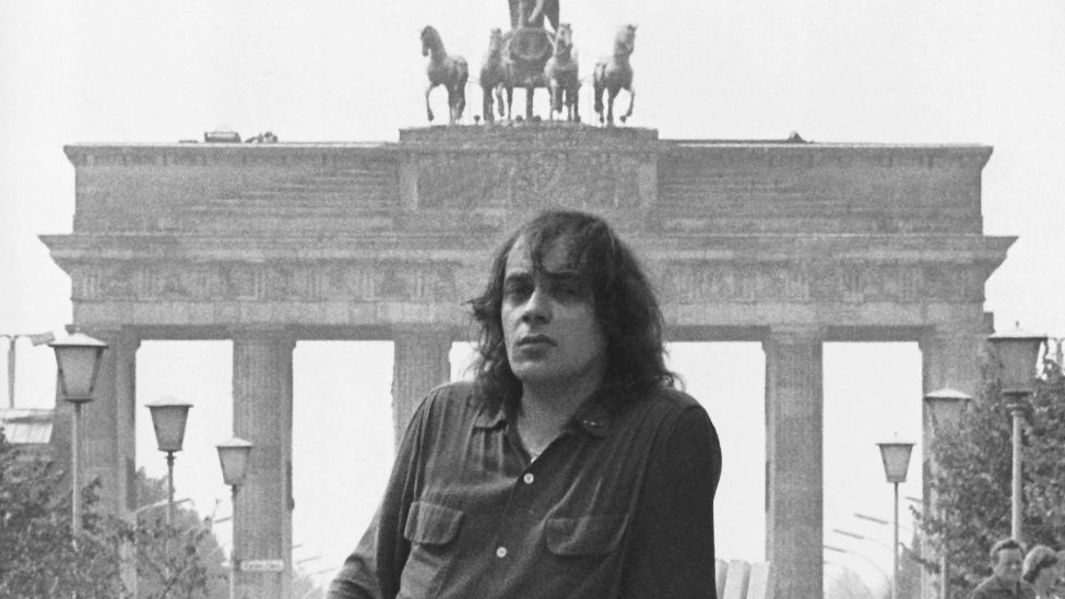 Udo Lindenberg, der am 25. Oktober 1983 im Ostberliner Palast der Republik seinen ersten Auftritt in der DDR haben wird, posiert am 13. Oktober 1983 in Ostberlin vor dem Brandenburger Tor. (Quelle: dpa/Dieter Klar)