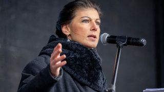 Archivbild: Sahra Wagenknecht (Die Linke), spricht während der Demonstration auf der Bühne. (Quelle: dpa/M. Skolimowska)