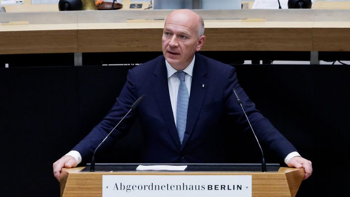 Kai Wegner (CDU), Regierender Bürgermeister von Berlin, hält eine Regierungserklärung im Berliner Abgeordnetenhaus zu der angespannten Lage nach dem Terroranschlag der Hamas auf Israel. (Quelle: dpa/C. Koall) Kai Wegner (CDU), Regierender Bürgermeister von Berlin, hält eine Regierungserklärung im Berliner Abgeordnetenhaus zu der angespannten Lage nach dem Terroranschlag der Hamas auf Israel. (Quelle: dpa/C. Koall)