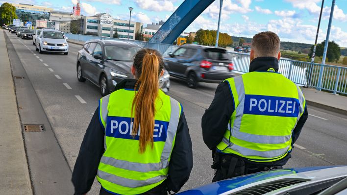 Die Bundespolizei kontrolliert den Einreiseverkehr am deutsch-polnischen Grenzübergang Stadtbrücke zwischen Frankfurt (Oder) und Slubice. (Quelle: dpa/P. Pleul)