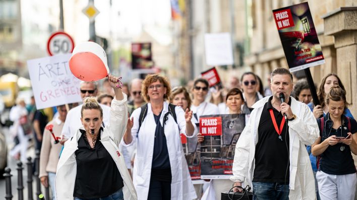 Ärzte gehen am 02.10.2023 bei dem Protestmarsch "Ärzte in Not" durch Berlin Mitte. (Quelle: dpa-Bildfunk/dpa/Fabian Sommer)