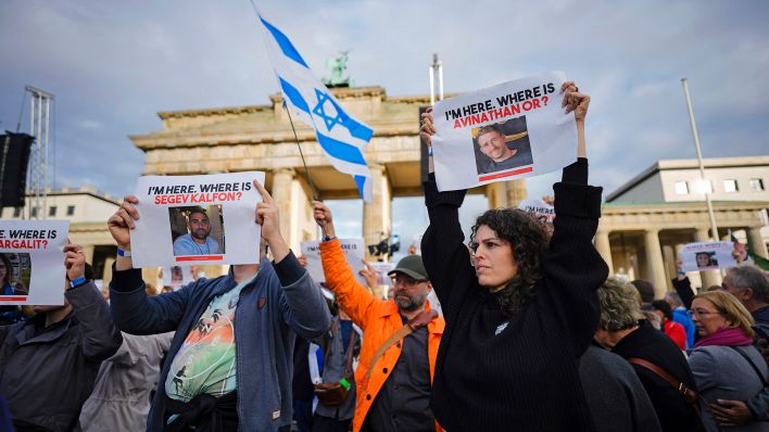 Demonstrierende halten Schilder mit mutmaßlich vermissten Geiseln der Hamas bei der Demonstration am 22.10.2023 hoch.(Quelle:AP/M.Schreiber)