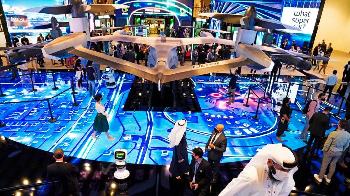 ARCHIV - 07.12.2020, Vereinigte Arabische Emirate, Dubai: Menschen besuchen eine Ausstellung auf dem Gitex-Technologiegipfel.(Quelle:AP/J.Gambrell)