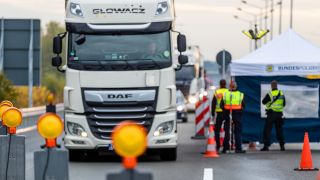 24.10.2023, Bademeusel: Beamte der Bundespolizei beobachten an der A15 den aus Polen einreisenden Fahrzeugverkehr. (Quelle: dpa/Frank Hammerschmidt)