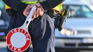 Symbolbild:Ein Beamter der Bundespolizei steht bei der Einreise nach Deutschland am Grenzübergang.(Quelle:dpa-Zentralbild/P.Pleul)