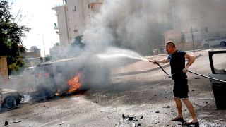 Autos stehen in Flammen, nachdem sie am Samstag in Ashkelon, Israel, von Raketen aus dem Gazastreifen getroffen wurden. (Foto: AP)