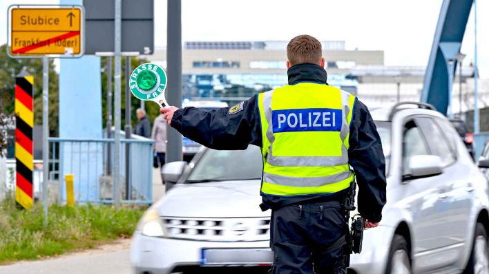 Die Bundespolizei kontrolliert den Einreiseverkehr am deutsch-polnischen Grenzübergang Stadtbrücke zwischen Frankfurt (Oder) und Slubice. (Foto: dpa)