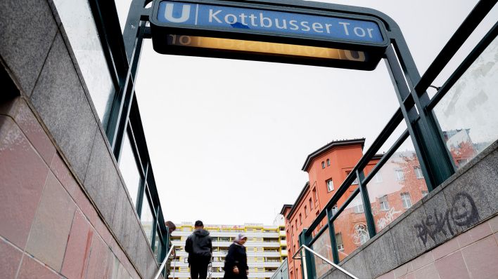 12.10.2023, Berlin: Passanten gehen zu der U-Bahn an der Haltestelle Kottbusser Tor.(Quelle:dpa/C.Koall)