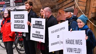 31.10.2023, Berlin: Aktivisten vom Bündnis «100 Prozemt Tempelhofer Feld» protestieren vor dem Roten Rathaus (Quelle: dpa/Soeren Stache)