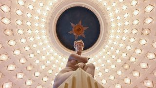 Symbolbild: Eine Venusfigur ist im Kuppelfoyer vom Staatstheater Cottbus zu sehen. (Quelle: dpa/Patrick Pleul)
