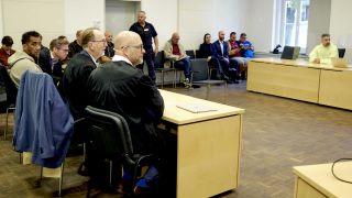 Arafat Abou-Chaker (l) und der Rapper Bushido (r) begegnen sich in einem Gerichtssaal im Oberlandesgericht bei der Fortsetzung eines Zivilprozesses zwischen beiden um eine Wohnanlage in Rüdersdorf (Märkisch-Oderland). (Foto: dpa)