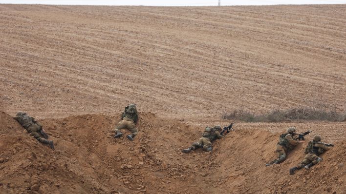 Israelische Soldaten gehen in der Nähe der Grenze zwischen Israel und dem Gazastreifen in Stellung. (Quelle: dpa/Ilia Yefimovich)