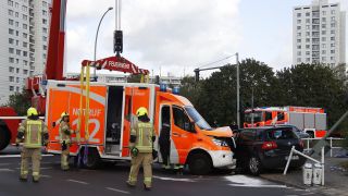 Ein Rettungswagen wird von der Unfallstelle bewegt.Bei einer Einsatzfahrt ist in Berlin-Marzahn ein Rettungswagen der Feuerwehr mit zwei Autos zusammengestoﬂen. (Quelle: dpa/Dominik Totaro)