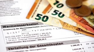 Symbolbild: Eine Energiekostenabrechnung und Euro-Noten. Quelle: dpa/Shotshop | Rüdiger Rebmann