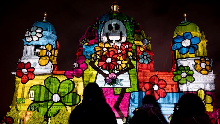 Der Berliner Dom wird bei der Generalprobe des 18. Festival of Lights mit einer Projektion angestrahlt. (Quelle: dpa/Fabian Sommer)
