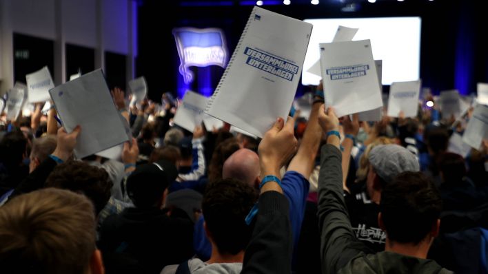Hertha-Mitglieder heben ihre Zettel bei der Abstimmung (Quelle: IMAGO / Nordphoto)