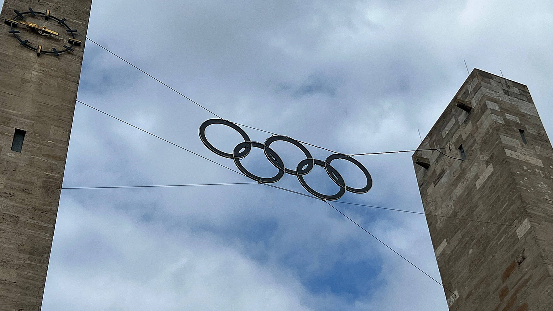 Olympische Ringe vor dem Olympiastadion Berlin (Bild: IMAGO/mix1)