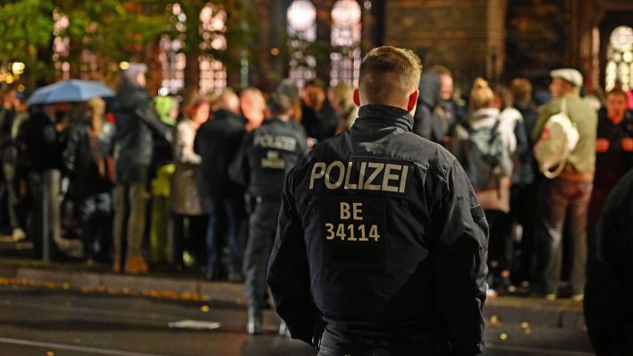 Symbolbild:Ein Polizist steht vor einer Gedenkveranstaltung vor einer Berliner Synagoge.(Quelle:imago images/lausitznews.de)
