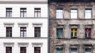 Symbolbild: Ein unsanierter Altbau neben einem bereits sanierten Haus in Berlin. Bild: imago / Sabine Gudath