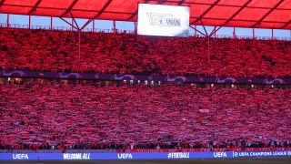 Die vollbesetzte Gegentribüne des Berliner Olympiastadions beim Champions League-Spiel von Union Berlin. (Quelle: IMAGO/Jan Huebner)