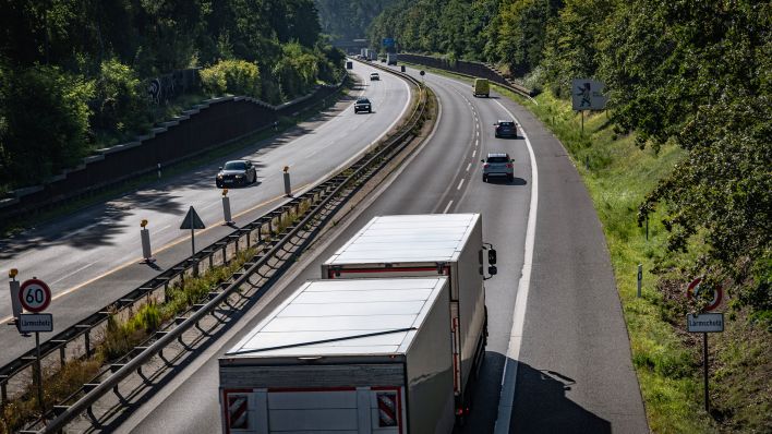 Fahrzeuge fahren am 05.09.2023 auf der Autobahn A111 bei Berlin. (Quelle: IMAGO/ Jürgen Ritter)