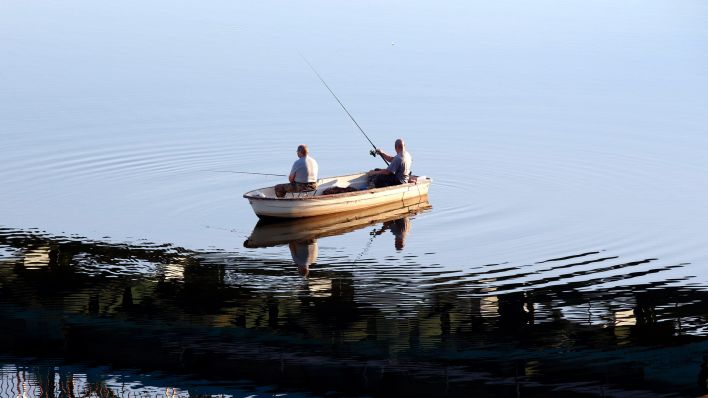 Zwei Angler auf einem Boot in der Oder. (Bild: imago/Jochen Eckel)