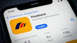 Symbolbild: Postbank-App auf einem Handy-Display. (Quelle: imago images/R. Wölk)