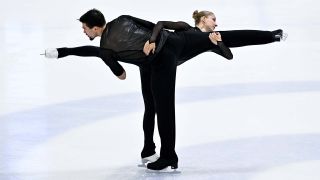 Eiskunstläuferin Minerva-Fabienne Hase mit ihrem neuen Partner Nikita Volodin (Quelle: IMAGO / AFLOSPORT)
