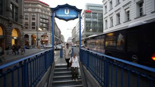 Archivbild: Fahrgäste gehen zum U-Bahnhof Französische Straße (Quelle: imago images/Christian Thiel)
