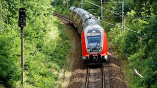 Elektrischer Doppelstock-Regionalbahntriebzug der am 02.08.2021 von Berlin nach Stralsund fährt. (Quelle: Imago Images/Jürgen Heinrich)