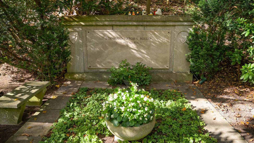Das Grab von Bernhard-Viktor Christoph-Carl von Bülow, bekannt als Loriot, auf dem Friedhof Heerstraße im Berliner Westend am 06.10.2022 (Quelle: imago images / Schöning).