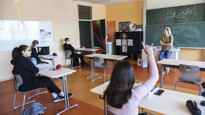 Symbolbild: Englisch-Unterricht in einer neunten Klasse in Oberhausen (Bild: imago images/Funke Foto)